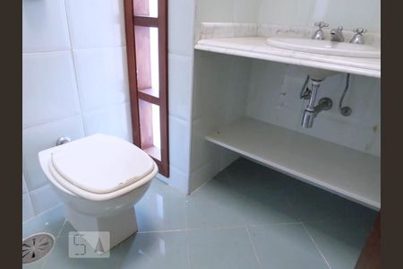 Casa à venda com 438m², 4 quartos e 6 vagasBanheiro da Suíte 2