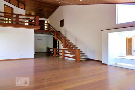 Casa à venda com 438m², 4 quartos e 6 vagasSala