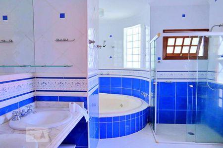 Casa à venda com 438m², 4 quartos e 6 vagasBanheiro da Suíte 1