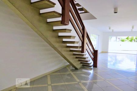 Casa à venda com 438m², 4 quartos e 6 vagasEscada
