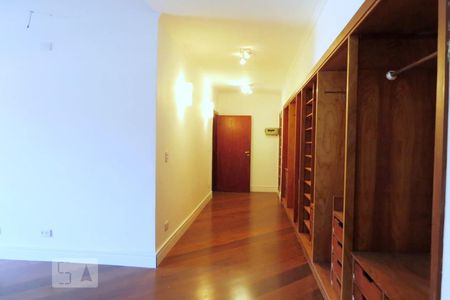 Casa à venda com 438m², 4 quartos e 6 vagasCloset da suíte 1