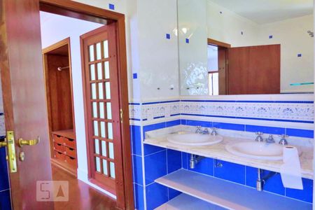 Casa à venda com 438m², 4 quartos e 6 vagasBanheiro da Suíte 1