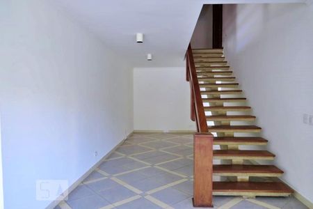 Casa à venda com 438m², 4 quartos e 6 vagasEscada