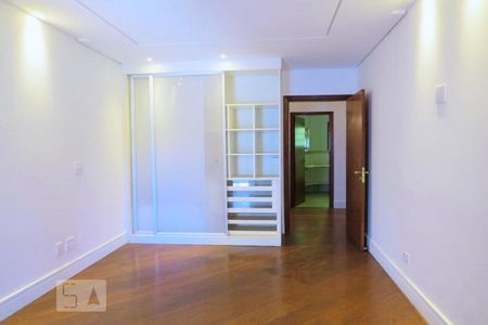 Casa à venda com 438m², 4 quartos e 6 vagasQuarto 3 - Suíte - Armários