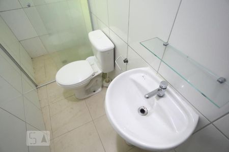 Banheiro de kitnet/studio para alugar com 1 quarto, 28m² em Vila Gomes, São Paulo