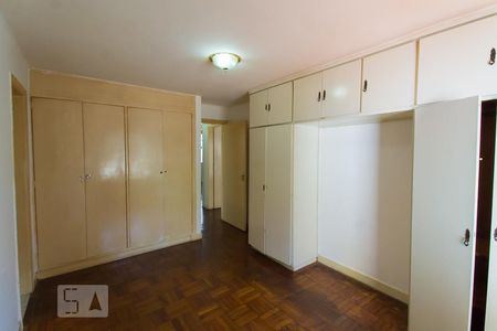 Suíte de casa à venda com 5 quartos, 240m² em Vila Monumento, São Paulo