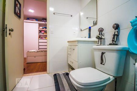 Casa de condomínio à venda com 493m², 3 quartos e 8 vagasBanheiro da Suíte 2