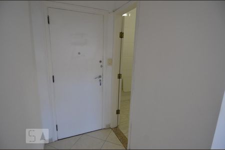 Entrada de apartamento à venda com 3 quartos, 80m² em Laranjeiras, Rio de Janeiro