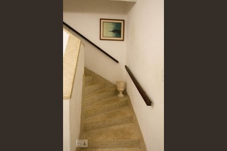 Casa à venda com 102m², 2 quartos e 2 vagasEscada