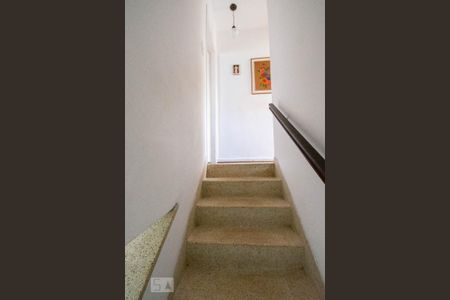 Casa à venda com 102m², 2 quartos e 2 vagasEscada