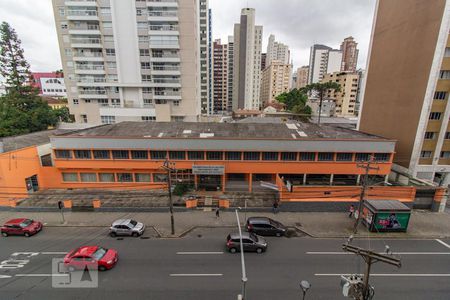 Vista da Sala de apartamento para alugar com 3 quartos, 100m² em Rebouças, Curitiba
