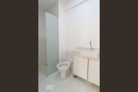 Banheiro de apartamento para alugar com 1 quarto, 53m² em Alphaville Empresarial, Barueri