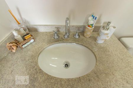 Banheiro de kitnet/studio para alugar com 1 quarto, 35m² em Real Parque, São Paulo