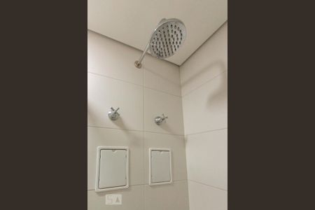 Banheiro de kitnet/studio para alugar com 1 quarto, 35m² em Real Parque, São Paulo