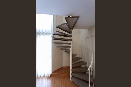 Escada de apartamento para alugar com 1 quarto, 50m² em Funcionários, Belo Horizonte