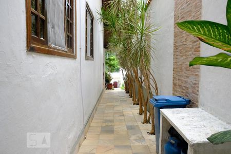 Casa à venda com 500m², 3 quartos e 2 vagasÁrea externa - corredor lateral