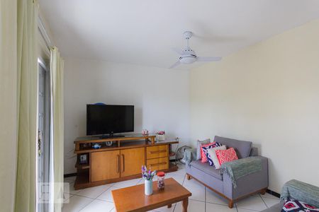 Casa à venda com 240m², 3 quartos e 3 vagas Casa à venda com 240m², 3 quartos e 3 vagasSala de Estar