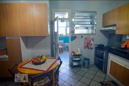 Apartamento à venda com 200m², 4 quartos e 2 vagas Apartamento à venda com 200m², 4 quartos e 2 vagasCozinha