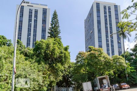 Apartamento à venda com 200m², 4 quartos e 2 vagas Apartamento à venda com 200m², 4 quartos e 2 vagasFachada