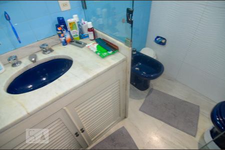 Apartamento à venda com 200m², 4 quartos e 2 vagas Apartamento à venda com 200m², 4 quartos e 2 vagasBanheiro