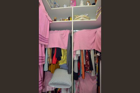 Apartamento à venda com 200m², 4 quartos e 2 vagas Apartamento à venda com 200m², 4 quartos e 2 vagasCloset do Quarto 2