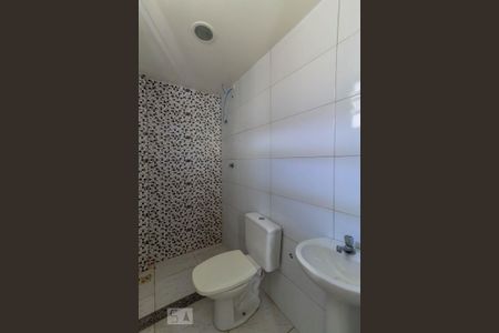 Banheiro de kitnet/studio para alugar com 1 quarto, 30m² em Água Santa, Rio de Janeiro