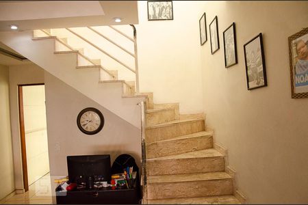 Casa à venda com 136m², 3 quartos e 2 vagasEscada piso superior