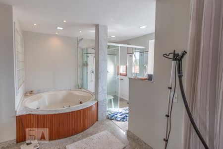 Casa à venda com 769m², 3 quartos e 5 vagasBanheiro da Suite 1