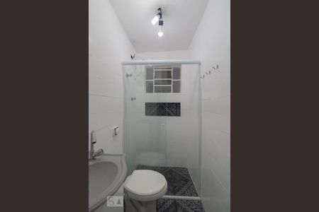 Banheiro de casa para alugar com 1 quarto, 80m² em Parque Maria Domitila, São Paulo
