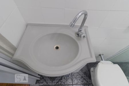 Banheiro de casa para alugar com 1 quarto, 80m² em Parque Maria Domitila, São Paulo