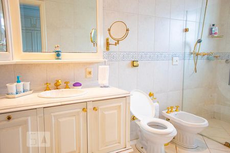 Casa para alugar com 500m², 4 quartos e 3 vagas Casa para alugar com 500m², 4 quartos e 3 vagasBanheiro do Quarto 1