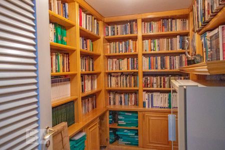 Casa para alugar com 500m², 4 quartos e 3 vagas Casa para alugar com 500m², 4 quartos e 3 vagasBiblioteca