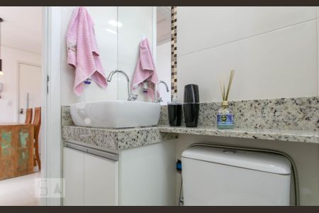 Banheiro de apartamento à venda com 2 quartos, 50m² em Floramar, Belo Horizonte