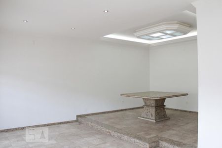 Casa para alugar com 200m², 3 quartos e 8 vagasSala