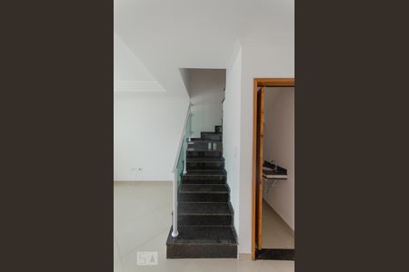Escada de casa para alugar com 3 quartos, 130m² em Vila Costa Melo, São Paulo