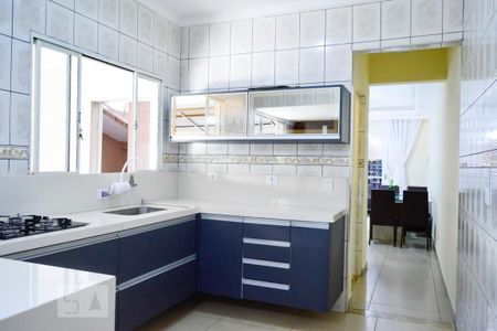 Casa à venda com 180m², 2 quartos e 2 vagas Casa à venda com 180m², 2 quartos e 2 vagasCozinha Janela e Entrada