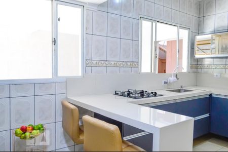 Casa à venda com 180m², 2 quartos e 2 vagas Casa à venda com 180m², 2 quartos e 2 vagasCozinha Janela e Mesa Americana