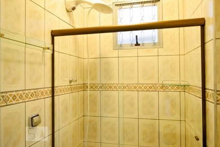 Casa à venda com 180m², 2 quartos e 2 vagas Casa à venda com 180m², 2 quartos e 2 vagasBanheiro com Box de Vidro