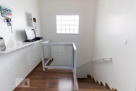 Casa à venda com 250m², 5 quartos e 5 vagasEscada
