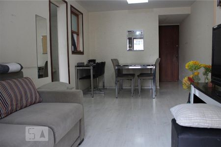 Sala de apartamento para alugar com 2 quartos, 75m² em Barra da Tijuca, Rio de Janeiro