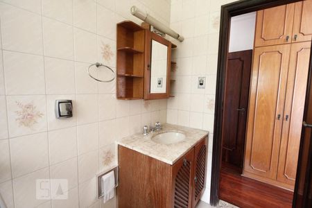 Casa à venda com 250m², 3 quartos e 2 vagas Casa à venda com 250m², 3 quartos e 2 vagasBanheiro