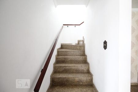 Casa à venda com 250m², 3 quartos e 2 vagas Casa à venda com 250m², 3 quartos e 2 vagasEscada