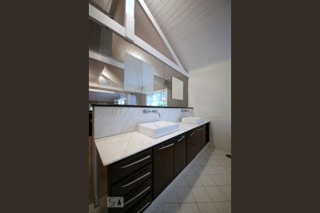 Suíte - Banheiro  de casa de condomínio para alugar com 3 quartos, 250m² em Campo Belo, São Paulo