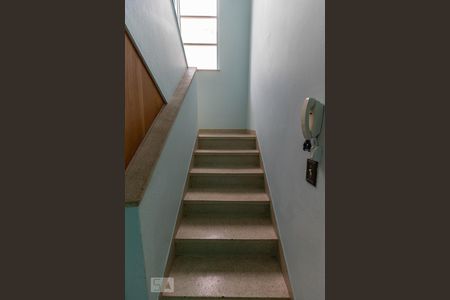 Casa à venda com 170m², 2 quartos e 2 vagasEscadas