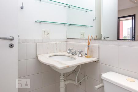 Banheiro de kitnet/studio para alugar com 1 quarto, 48m² em Chácara Santo Antônio (zona Sul), São Paulo
