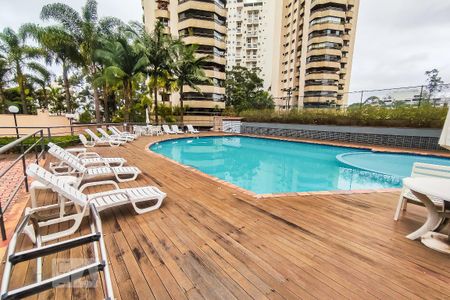 Apartamento à venda com 160m², 3 quartos e 3 vagas Apartamento à venda com 160m², 3 quartos e 3 vagasÁrea Comum - Piscinas