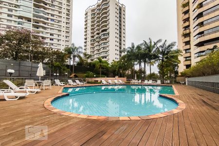 Apartamento à venda com 160m², 3 quartos e 3 vagas Apartamento à venda com 160m², 3 quartos e 3 vagasÁrea Comum - Piscinas