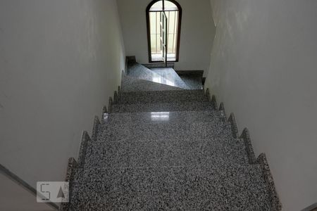 Casa para alugar com 124m², 3 quartos e 1 vaga Casa para alugar com 124m², 3 quartos e 1 vagaEscadas