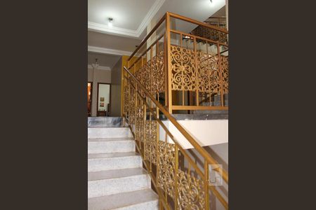 Casa para alugar com 800m², 5 quartos e 5 vagasEscada