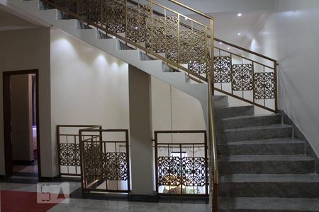 Casa para alugar com 800m², 5 quartos e 5 vagasEscada / 3°andar